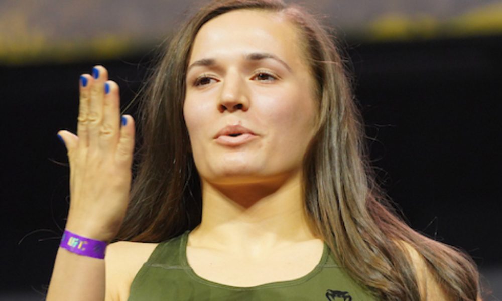 Erin Blanchfield manda beijo durante pesagem do Ultimate