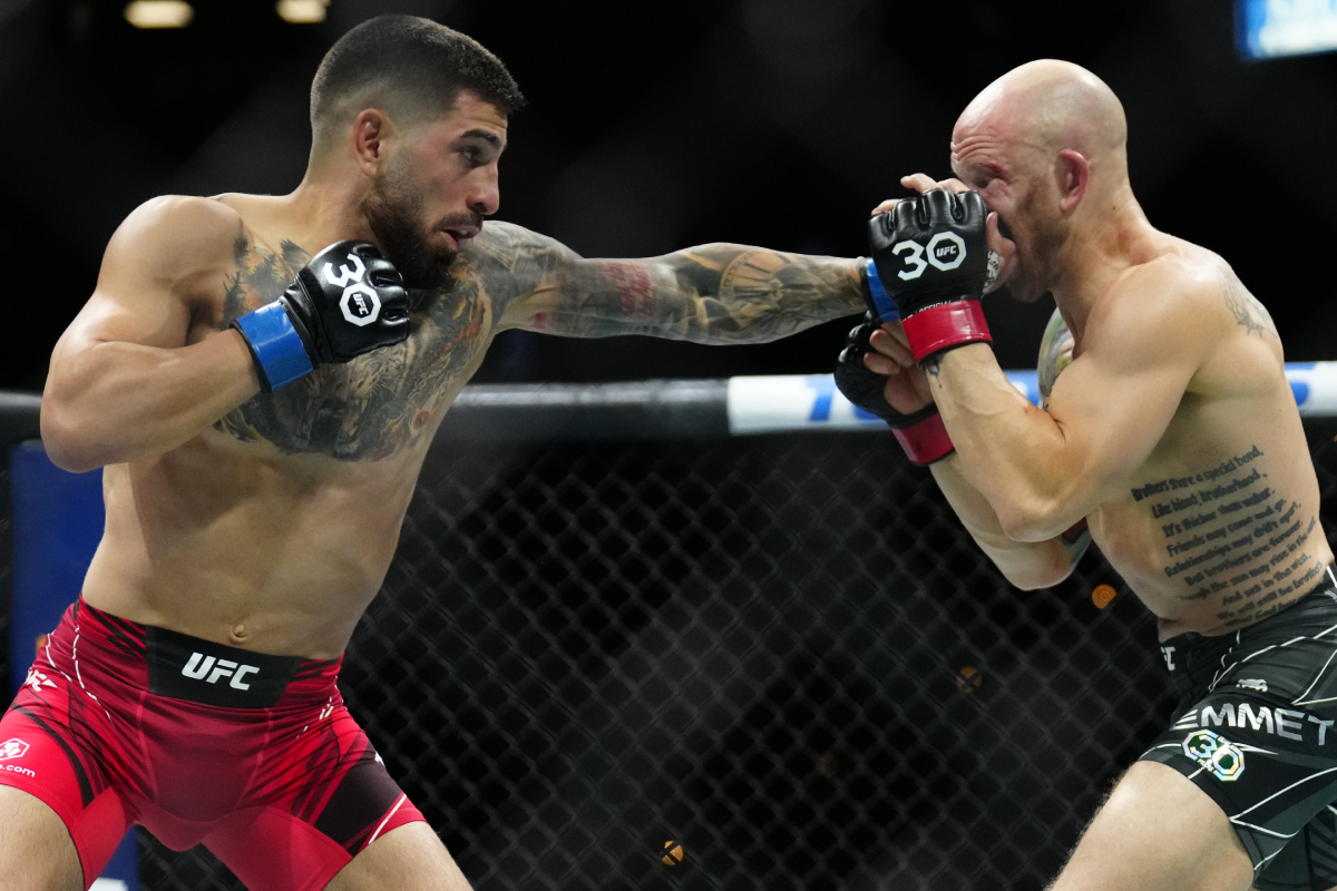 Ilia Topuria castiga Josh Emmett na luta principal do UFC Jacksonville