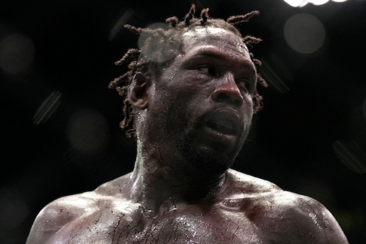Jared Cannonier em ação durante confronto no UFC