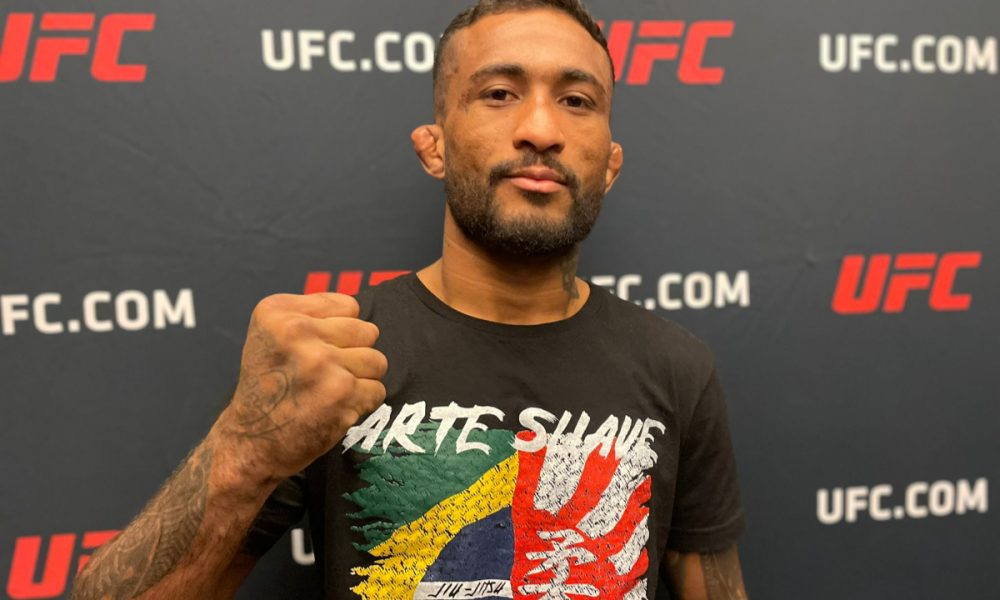 Com o punho erguido, Joanderson posa para foto durante o media day do UFC Vegas 76