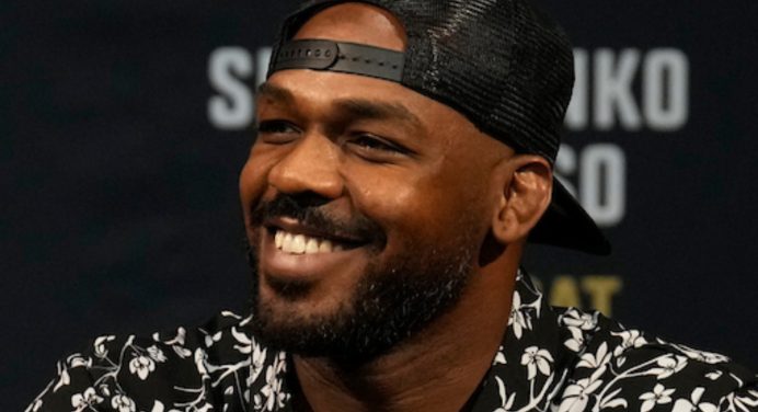 Jon Jones rebate Aspinall após pedido para retirá-lo do posto de campeão do UFC: “Hilário”