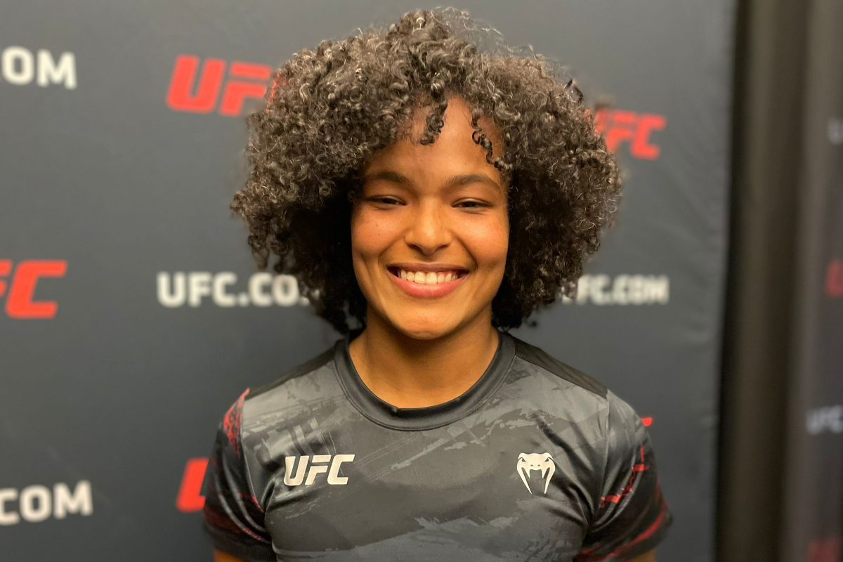 Com sorriso no rosto, Karine Silva conversa com a imprensa no meda day do UFC Vegas 74