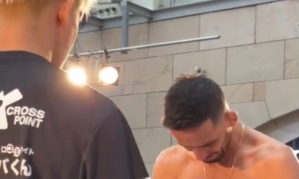 Kleber Koike era campeão do peso-pena do Rizin