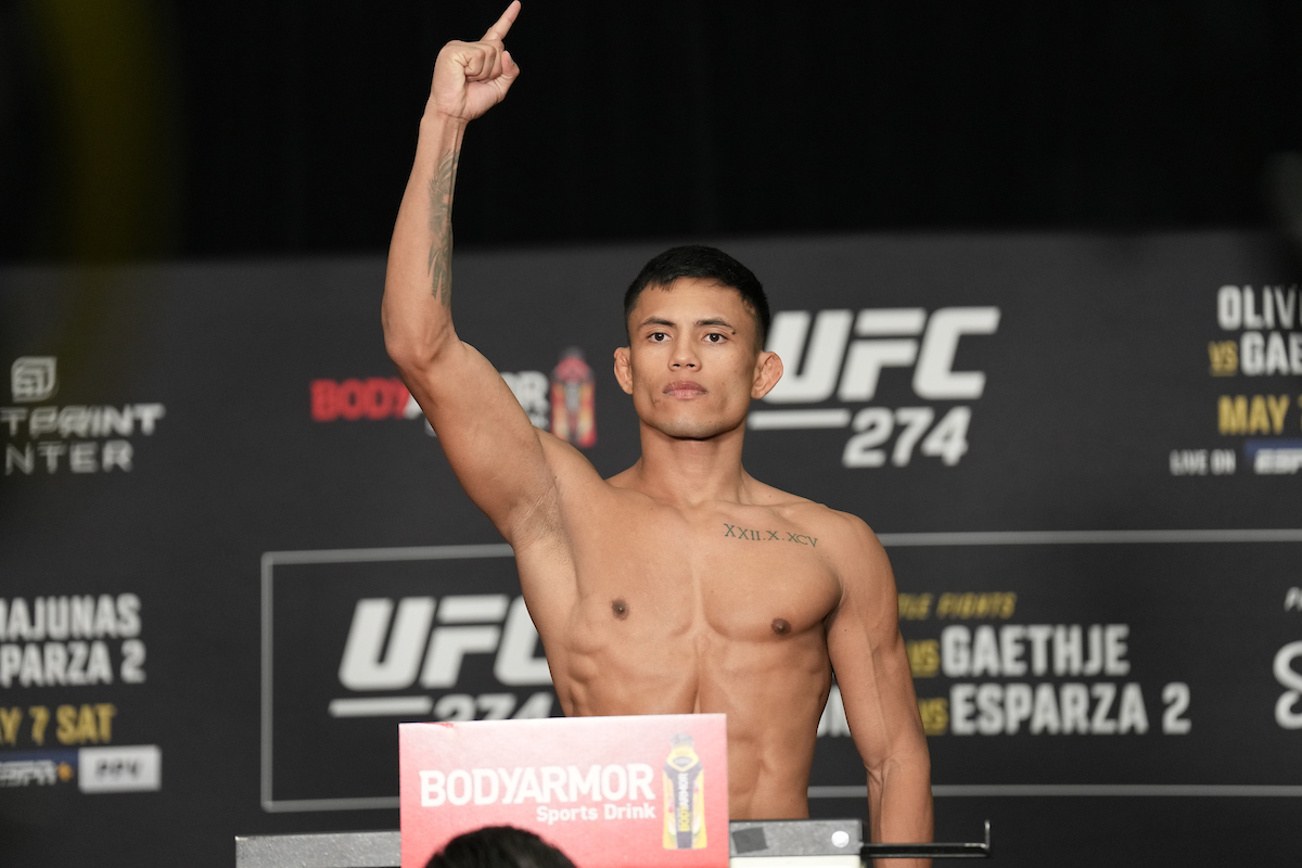 Kleydson Rodrigues sobe na balança do UFC com o dedo em riste