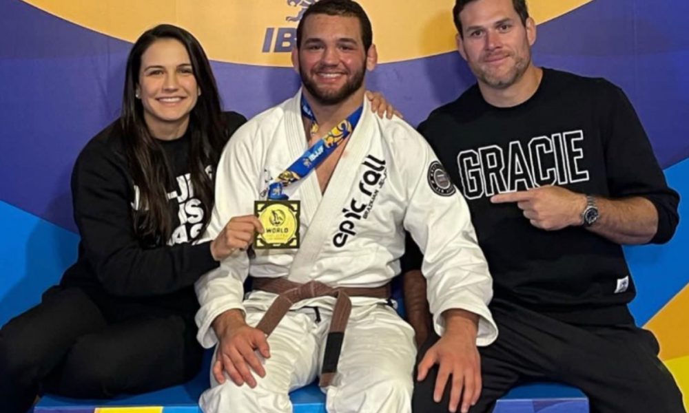 Rayron celebra conquista no Mundial de jiu-jitsu ao lado de Kyra e Roger Gracie