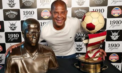 Marcelinho Carioca participa de evento e recebe homenagem