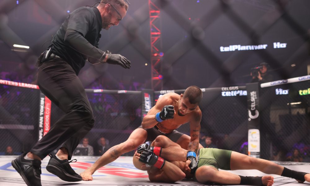 Gabriel Braga golpeia Marlon Moraes no chão durante luta na PFL