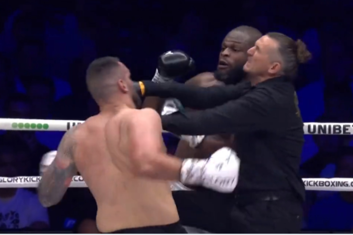 Árbitro sofre nocaute ao tentar separar atletas em luta de kickboxing; veja