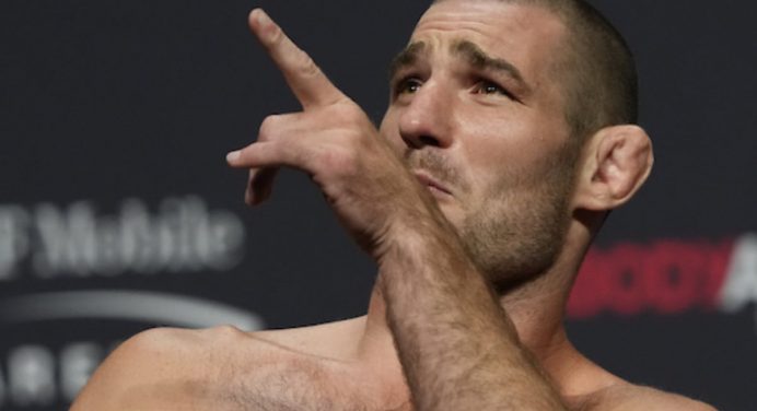 Strickland impõe condição para fazer “luta divertida” contra astro do boxe sem luvas