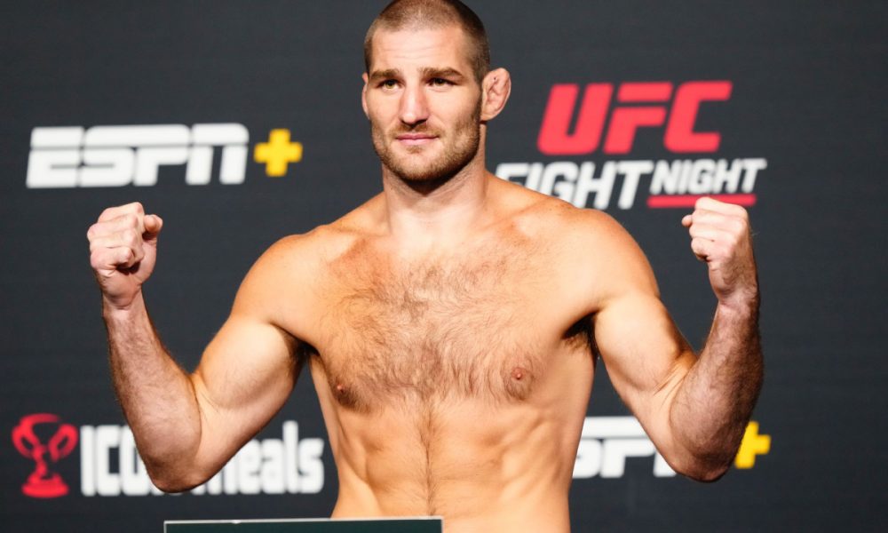 Sean Strickland posa para fotos após se pesar para o UFC Vegas 76