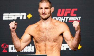 Sean Strickland posa para fotos após se pesar para o UFC Vegas 76