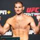 Sean Strickland posa para fotos após se pesar para o UFC Vegas 76