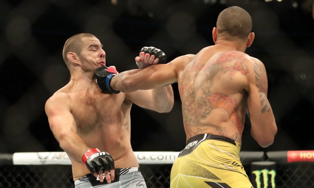 Alex Poatan acerta cruzado de esquerda e leva Sean Strickland à lona