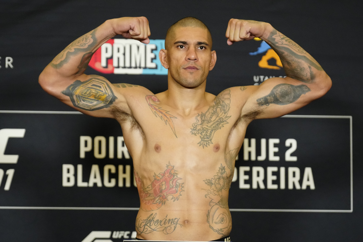 Alex Poatan posa na balança após a pesagem oficial do UFC 291.