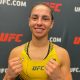 Ariane Lipski posa para foto após vencer no UFC Vegas 76.