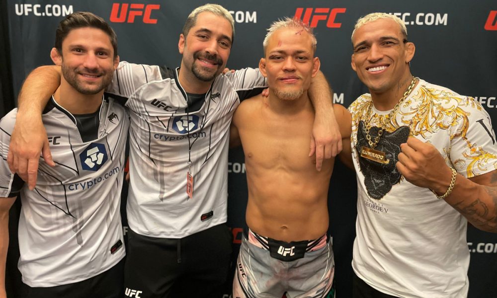 Elves Brener celebra a vitória no UFC Vegas 76 com time da Chute Boxe Diego Lima.