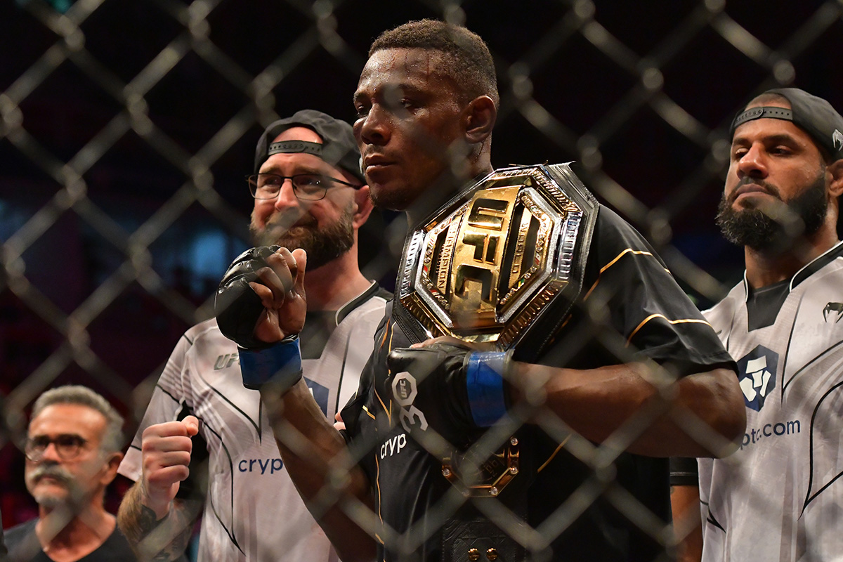 Jamahal Hill celebra com o cinturão do UFC após vitória no octógono