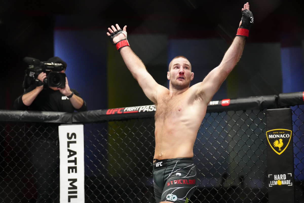 Sean Strickland comemora vitória no UFC Vegas 76.