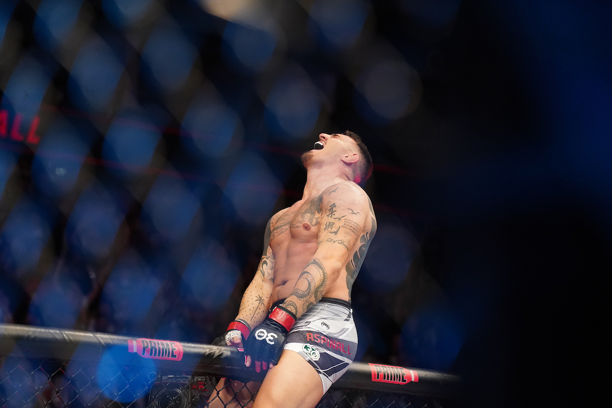 Tom Aspinall comemora vitória sobre Marcin Tybura no UFC Londres.