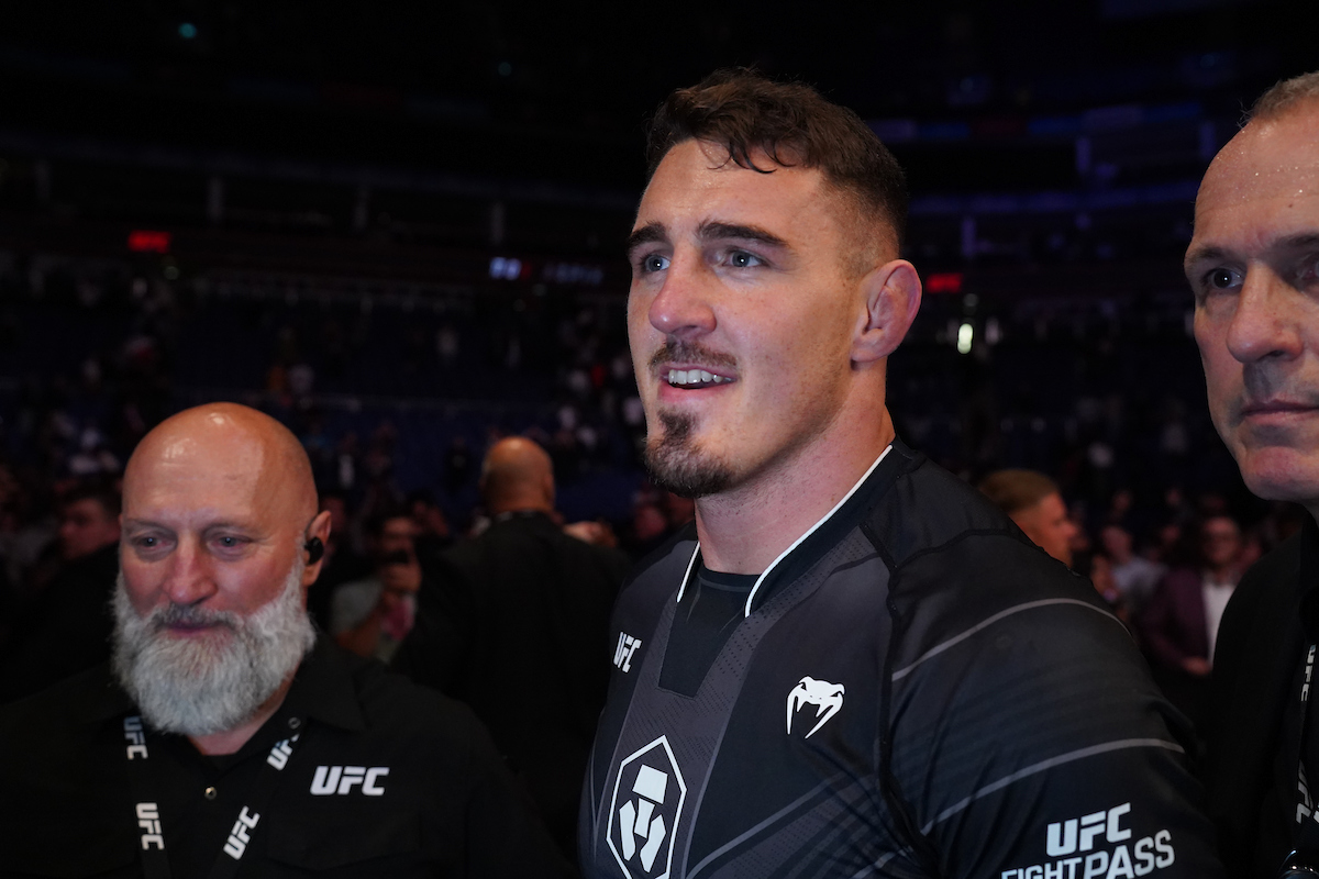 Tom Aspinall na entrada para a luta contra Marcin Tybura no UFC Londres.