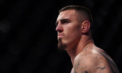 Tom Aspinall aguarda o início da luta contra Curtis Blaydes no octógono do UFC Londres.