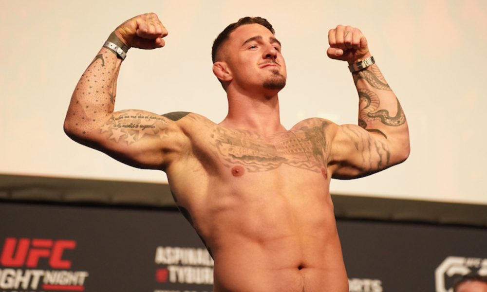 Tom Aspinall posa na pesagem cerimonial do UFC Londres.