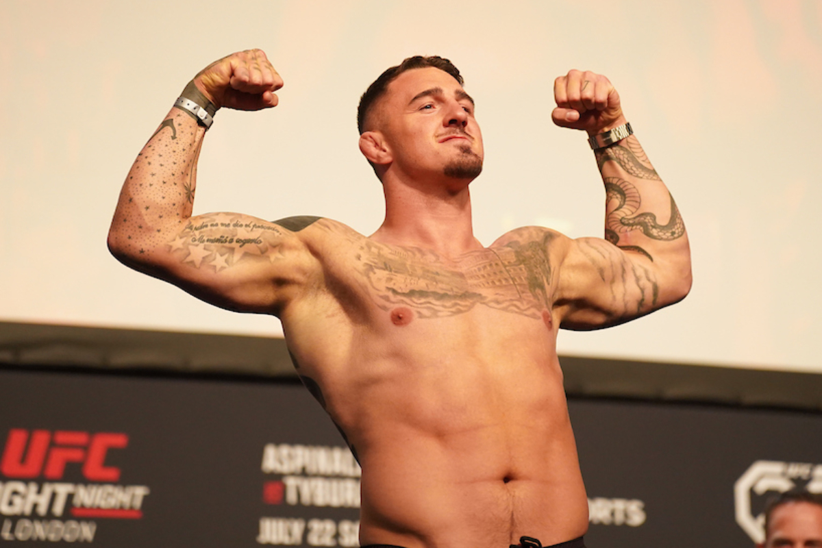 Tom Aspinall posa na pesagem cerimonial do UFC Londres.
