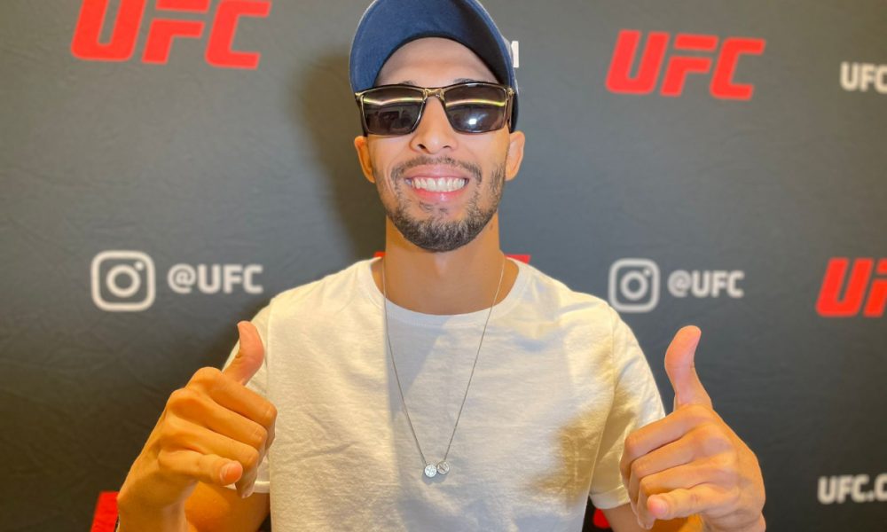 Vinicius Salvador posa para foto no media day do UFC 291.