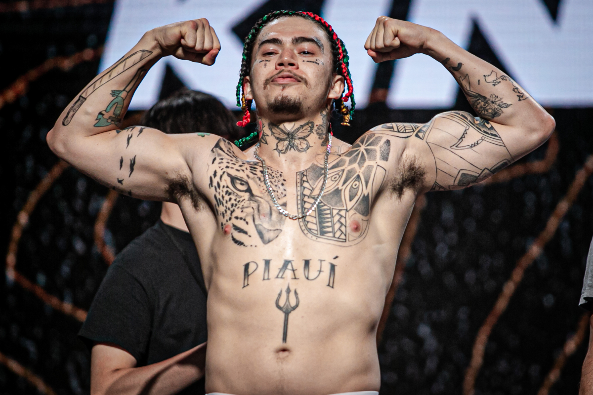 Whindersson Nunes posa na pesagem cerimonial do High Stakes.