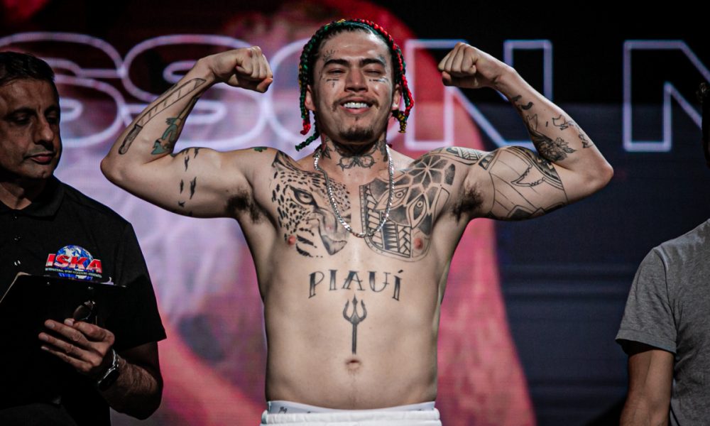 Whindersson Nunes sorri na pesagem cerimonial do High Stakes.