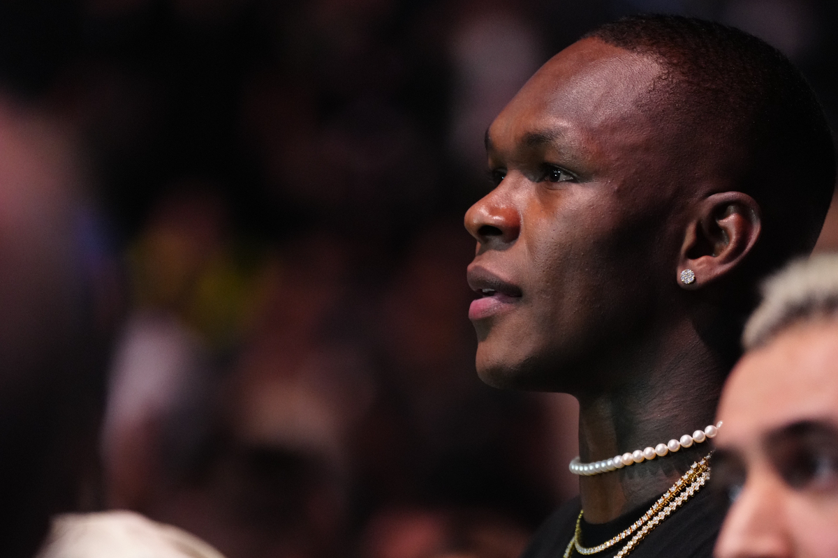 Adesanya compareceu na T-Mobile Arena para acompanhar o UFC 290