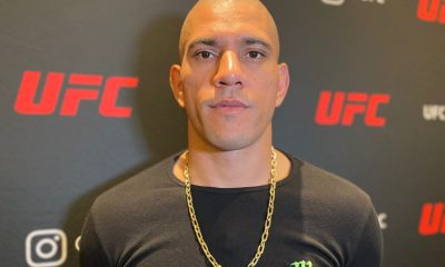 De corrente, Poatan posa para a foto durante o media day do UFC 291