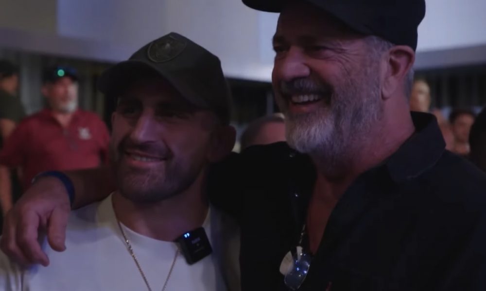 Alexander Volkanovski e Mel-Gibson posaram para foto após encontro no UFC Apex