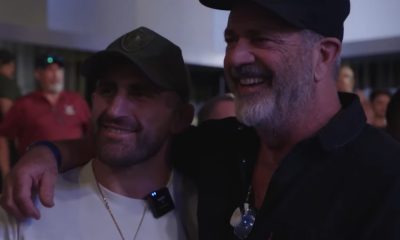 Alexander Volkanovski e Mel-Gibson posaram para foto após encontro no UFC Apex