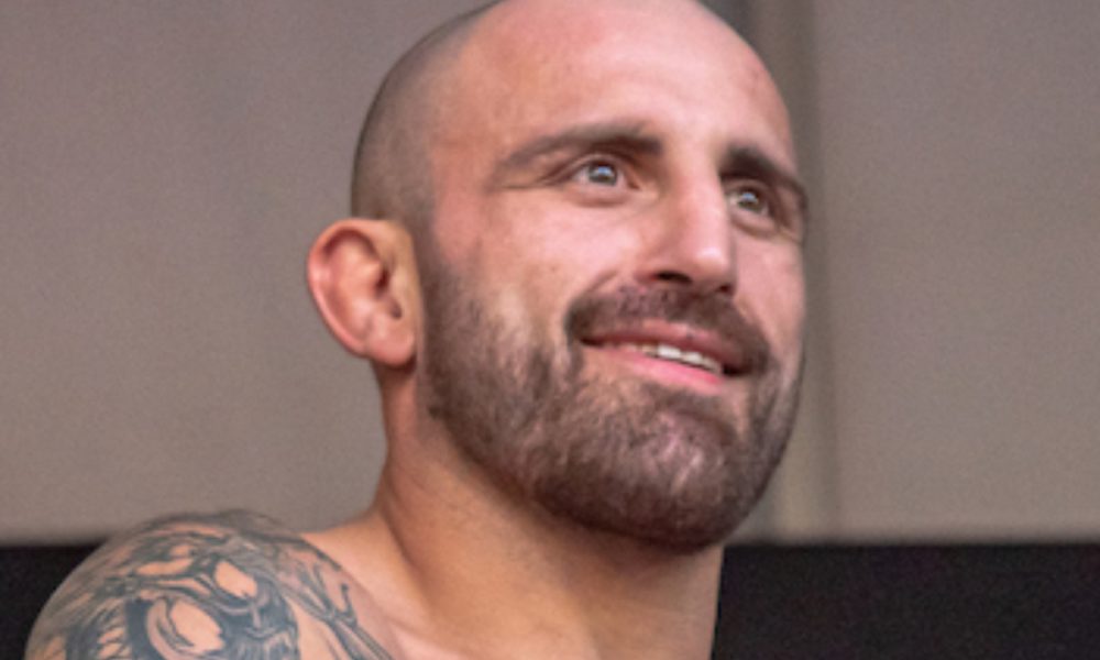 Alexander Volkanovski domina o peso-pena do UFC