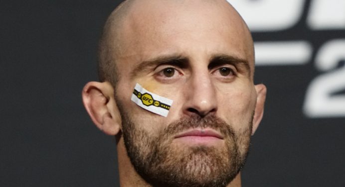 Alexander Volkanovski passa por cirurgia no braço; previsão de seis semanas fora