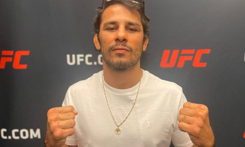 Com os punhos cerrados, Alexandre Pantoja posa para foto durante o media day do UFC 290