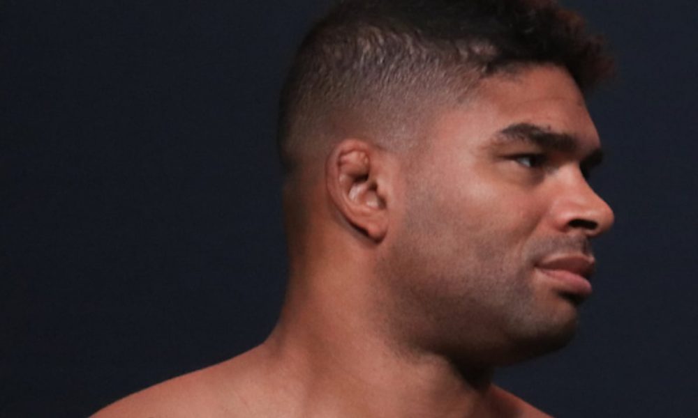 Alistair Overeem passa pela balança em confronto pelo UFC.