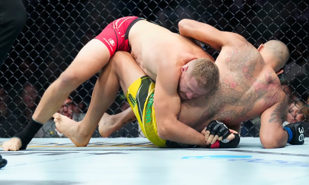 No primeiro round, o polonês colocou pressão e conseguiu a queda contra Poatan