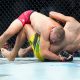 No primeiro round, o polonês colocou pressão e conseguiu a queda contra Poatan