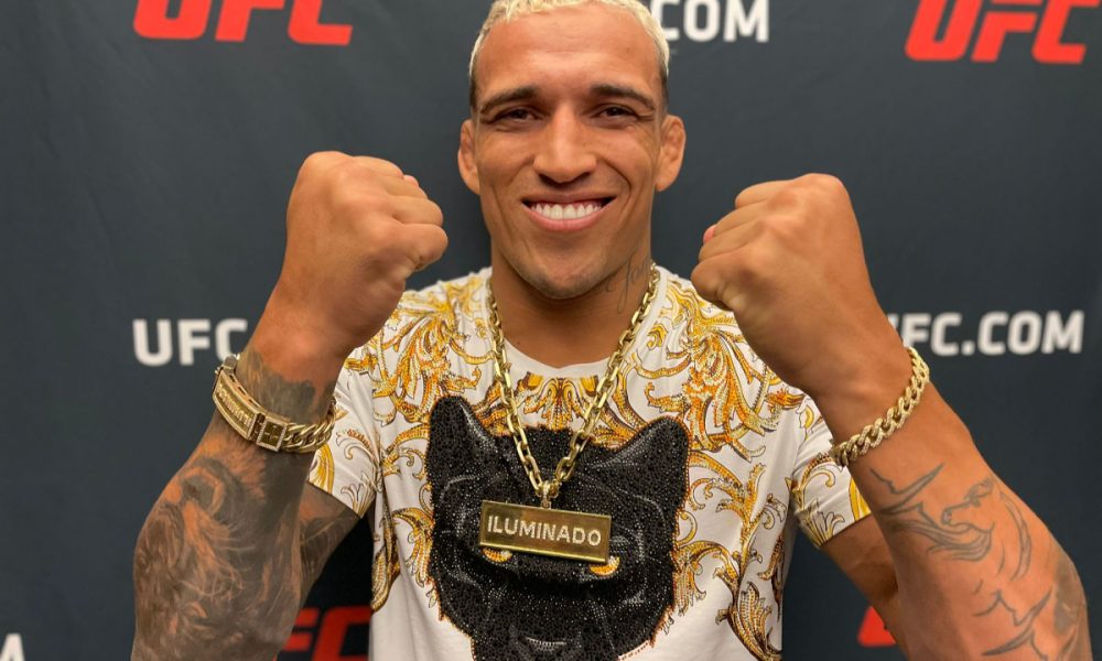 Com os punhos erguidos e sorriso no rosto, Charles Do Bronx posa para foto durante conversa com a imprensa em Las Vegas (EUA).