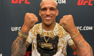 Com os punhos erguidos e sorriso no rosto, Charles Do Bronx posa para foto durante conversa com a imprensa em Las Vegas (EUA).