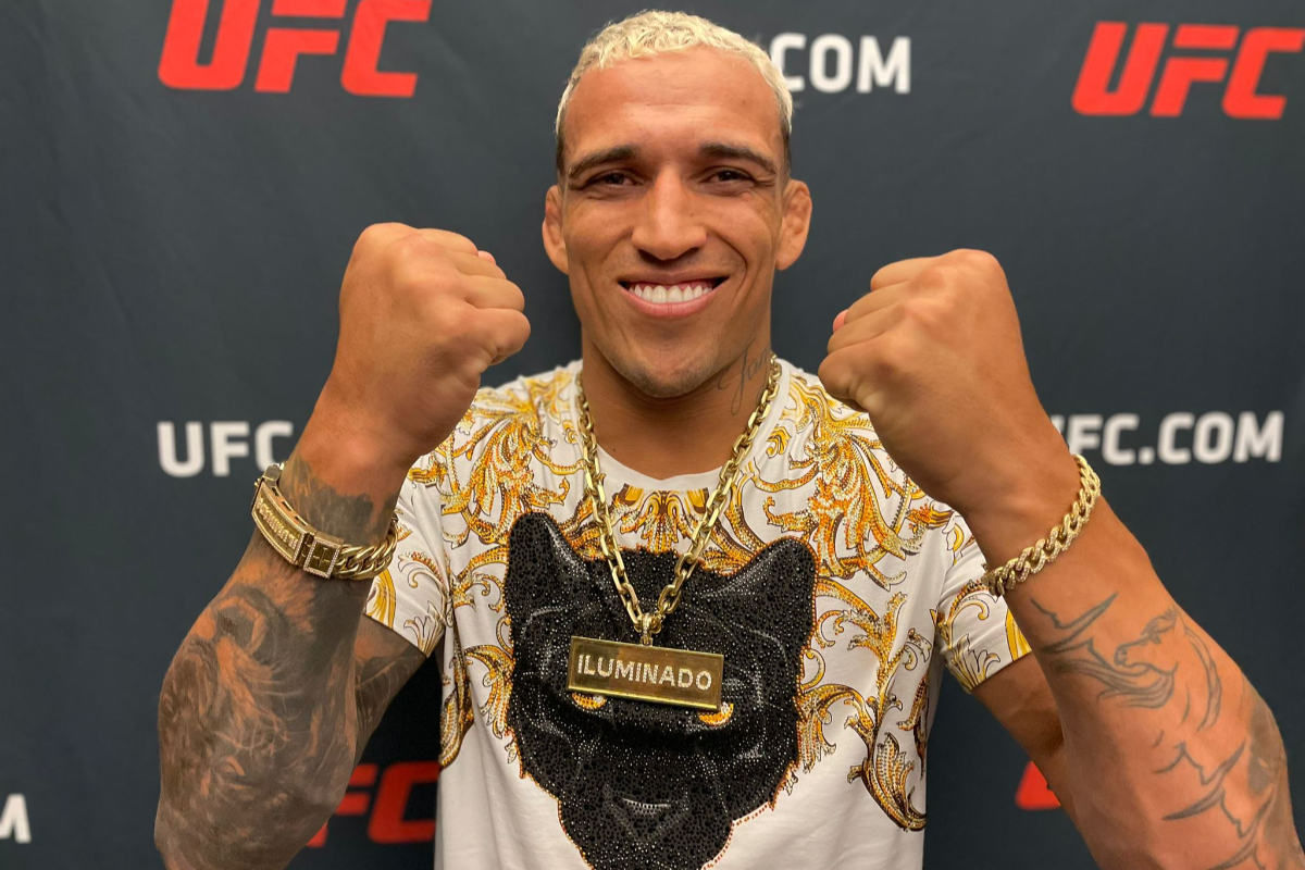 Com os punhos erguidos e sorriso no rosto, Charles Do Bronx posa para foto durante conversa com a imprensa em Las Vegas (EUA).