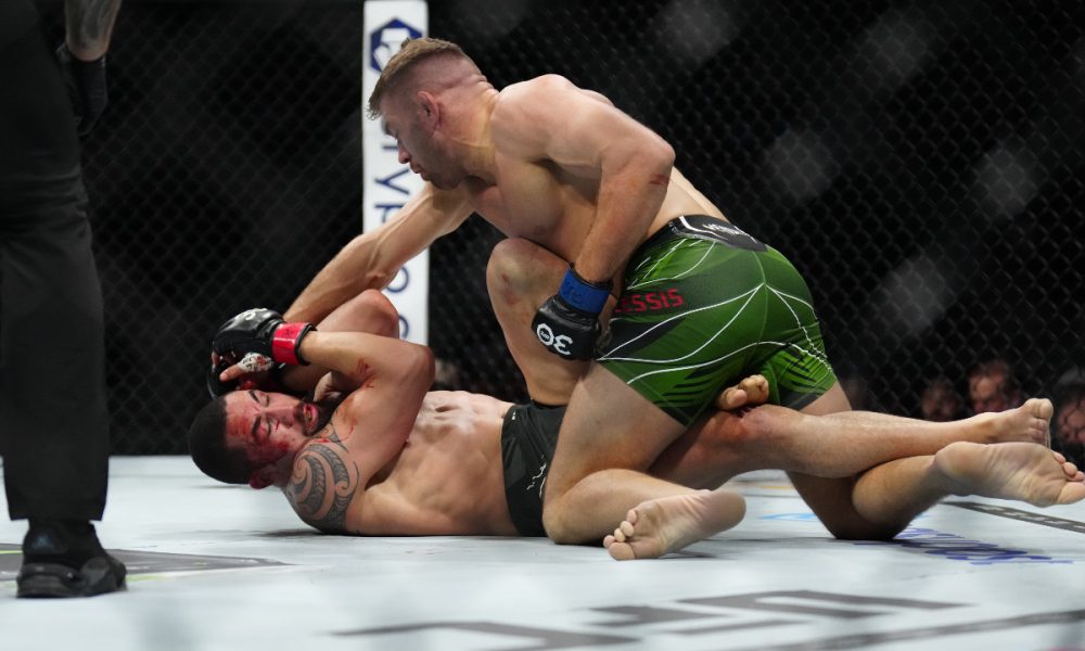 Dricus Du Plessis quebrou a banca e nocauteou Whittaker no UFC 290