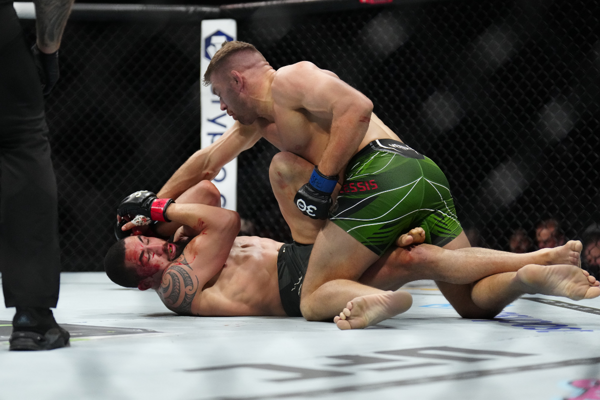 Dricus Du Plessis quebrou a banca e nocauteou Whittaker no UFC 290