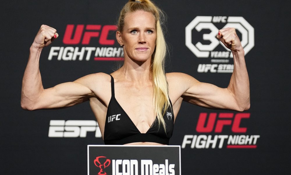 Holly Holm pose para fotos após se pesar no UFC Vegas 77