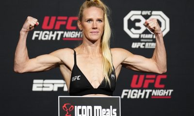 Holly Holm pose para fotos após se pesar no UFC Vegas 77