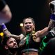 Jully Poca é erguida por seu treinador após vitória no boxe