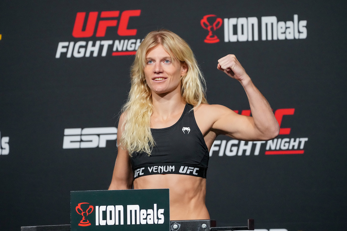 Manon Fiorot passa pela balança durante pesagem no Ultimate.