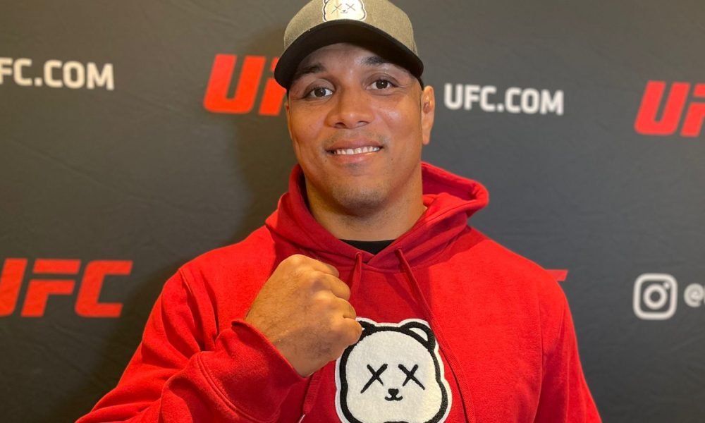 Com o punho cerrado, Marcos Pezão posa no media day do UFC 291